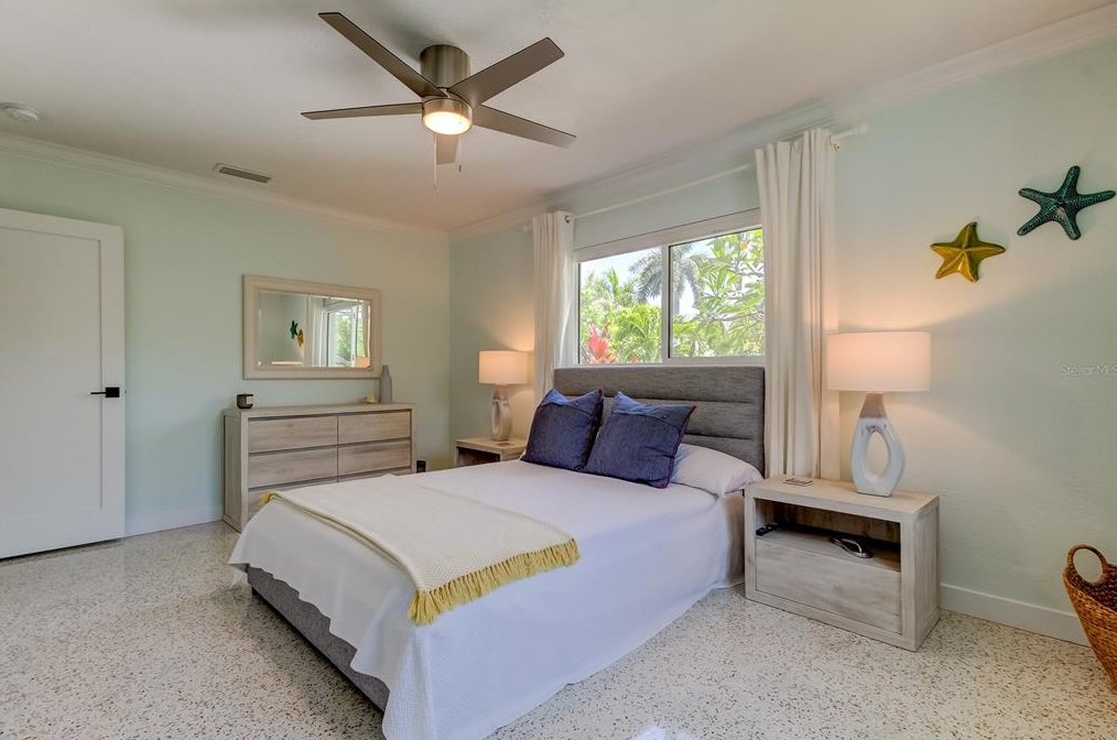 10135 Yacht Club Dr, Saint Petersburg FL  33706-3154 exterior