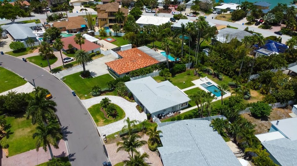 10135 Yacht Club Dr, Saint Petersburg FL  33706-3154 exterior