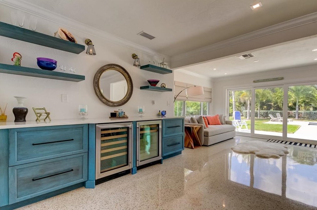 10135 Yacht Club Dr, Saint Petersburg FL  33706-3154 exterior