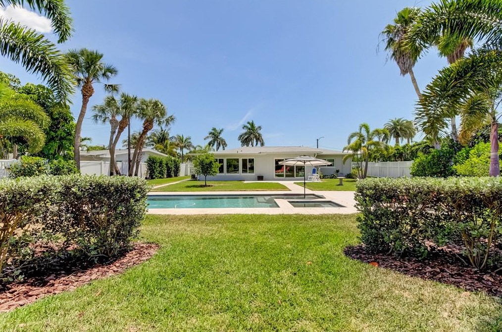 10135 Yacht Club Dr, Saint Petersburg FL  33706-3154 exterior