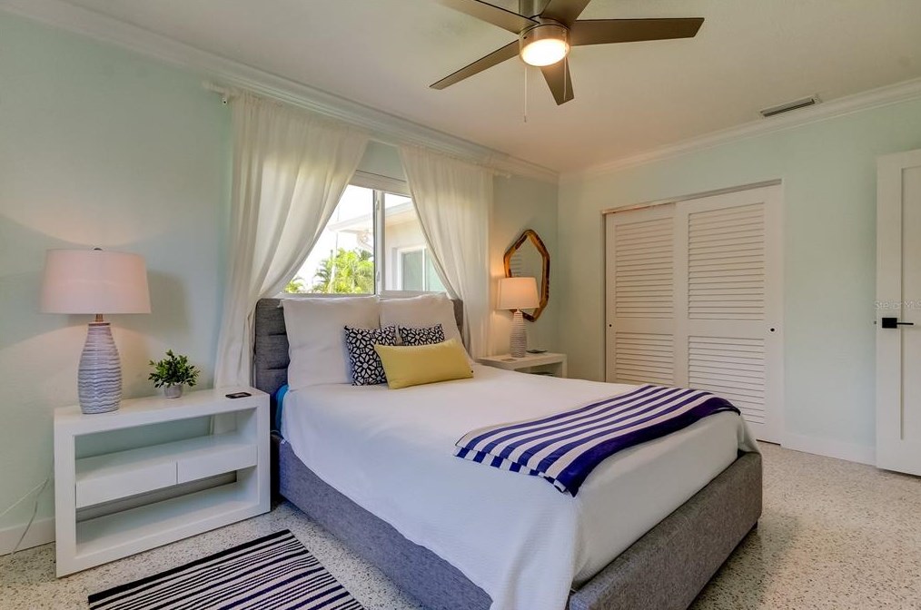 10135 Yacht Club Dr, Saint Petersburg FL  33706-3154 exterior