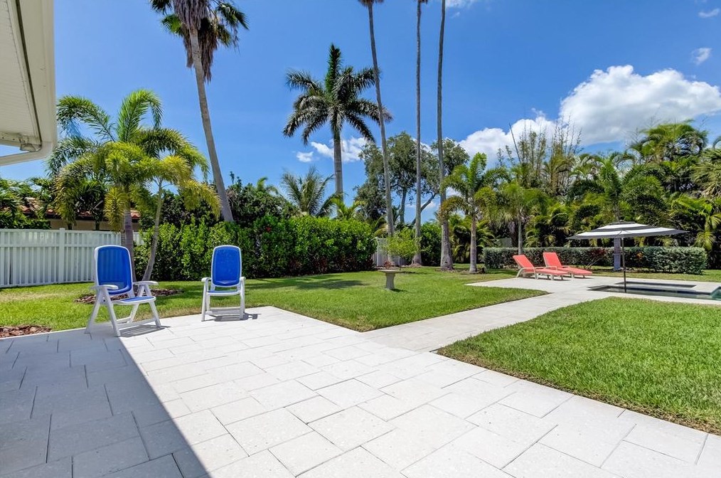 10135 Yacht Club Dr, Saint Petersburg FL  33706-3154 exterior