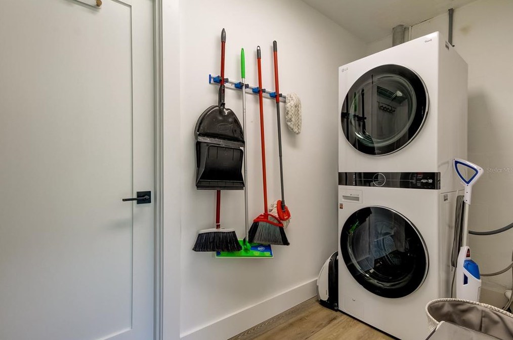 10135 Yacht Club Dr, Saint Petersburg FL  33706-3154 exterior