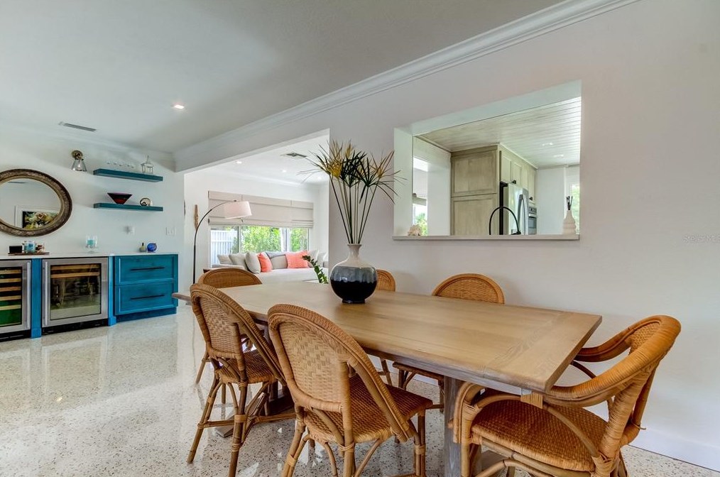 10135 Yacht Club Dr, Saint Petersburg FL  33706-3154 exterior