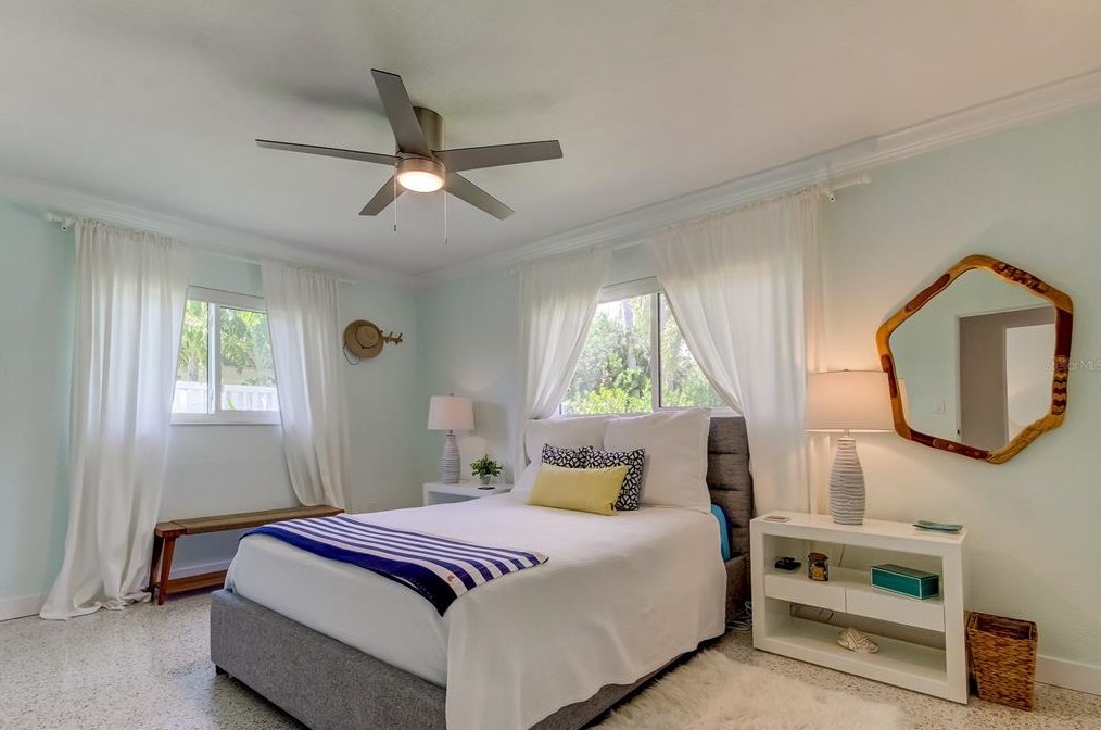 10135 Yacht Club Dr, Saint Petersburg FL  33706-3154 exterior