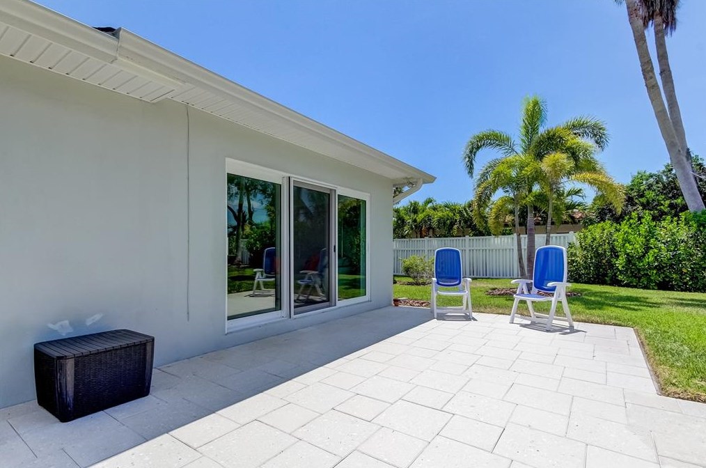 10135 Yacht Club Dr, Saint Petersburg FL  33706-3154 exterior