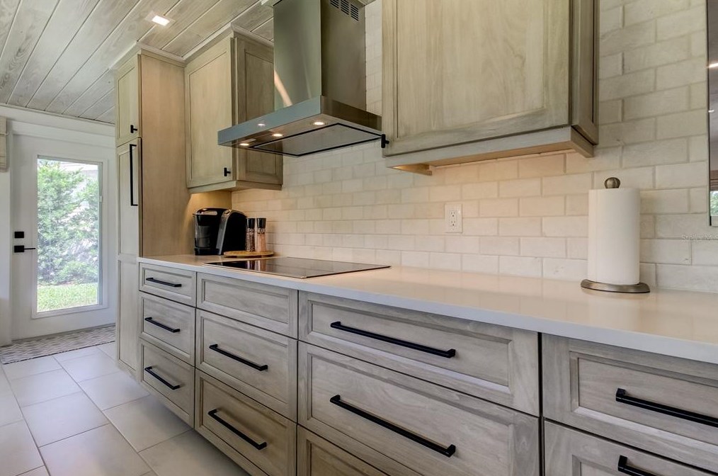 10135 Yacht Club Dr, Saint Petersburg FL  33706-3154 exterior