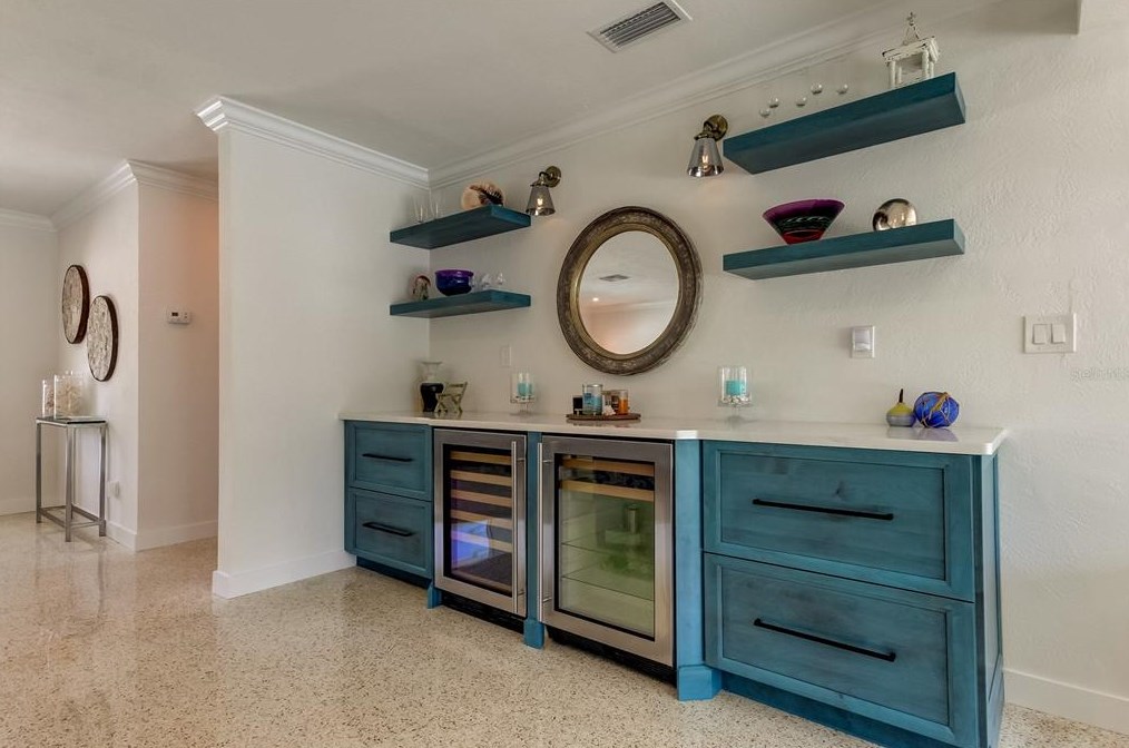 10135 Yacht Club Dr, Saint Petersburg FL  33706-3154 exterior