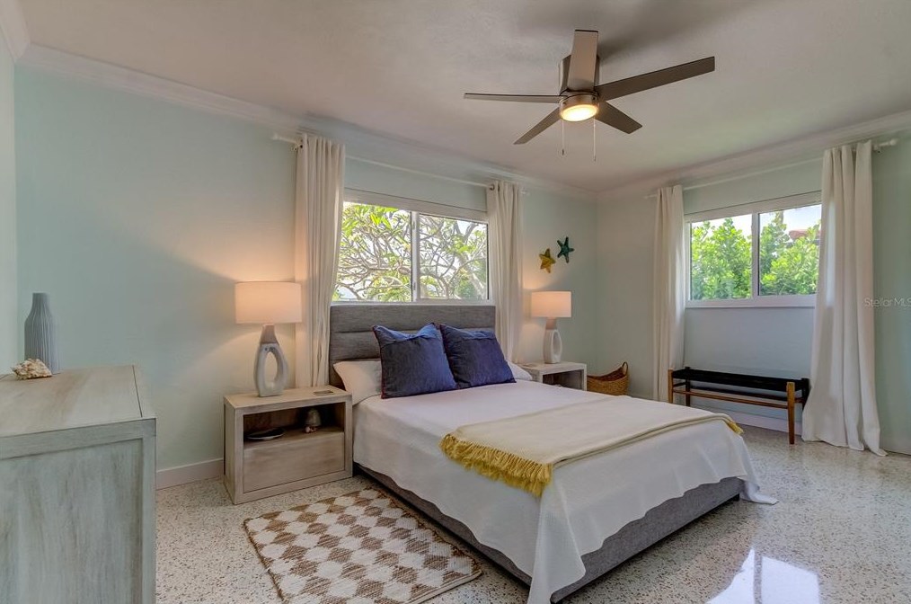 10135 Yacht Club Dr, Saint Petersburg FL  33706-3154 exterior