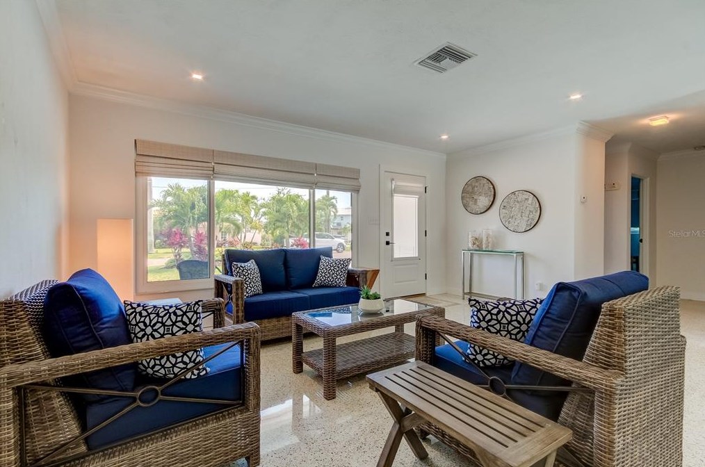 10135 Yacht Club Dr, Saint Petersburg FL  33706-3154 exterior