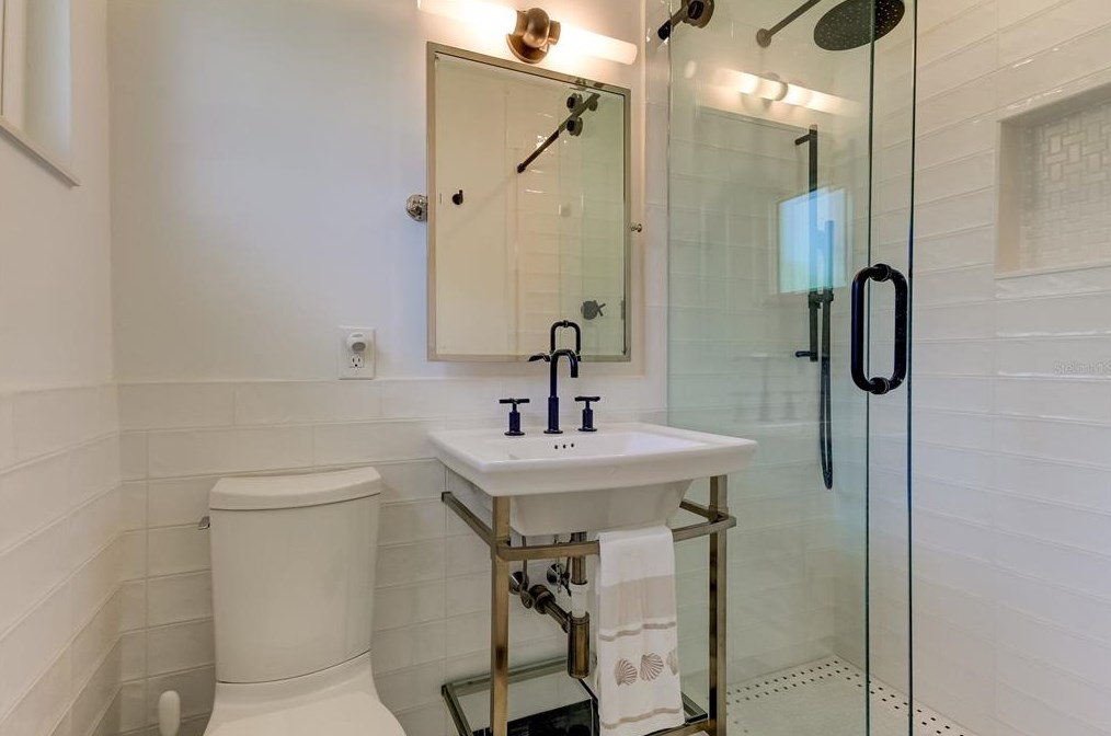 10135 Yacht Club Dr, Saint Petersburg FL  33706-3154 exterior