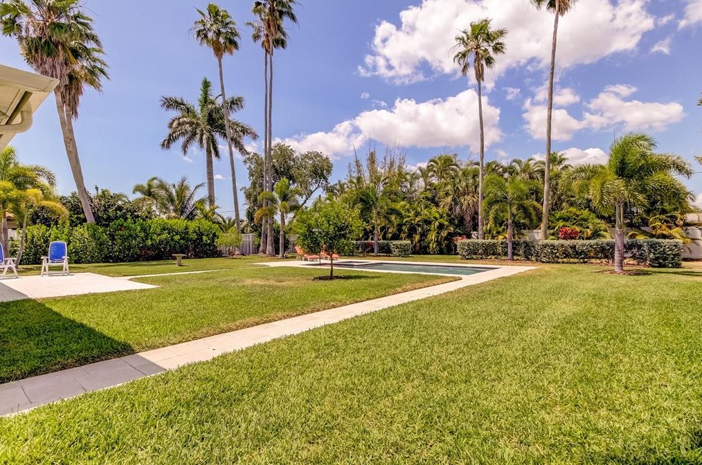 10135 Yacht Club Dr, Saint Petersburg FL  33706-3154 exterior