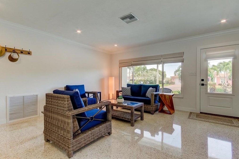 10135 Yacht Club Dr, Saint Petersburg FL  33706-3154 exterior