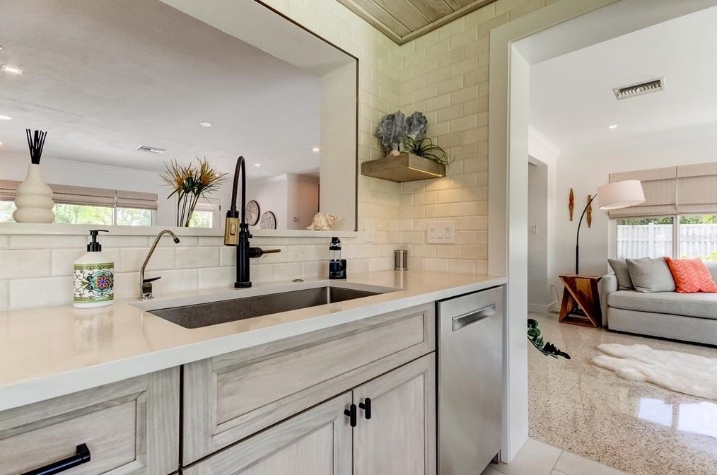 10135 Yacht Club Dr, Saint Petersburg FL  33706-3154 exterior