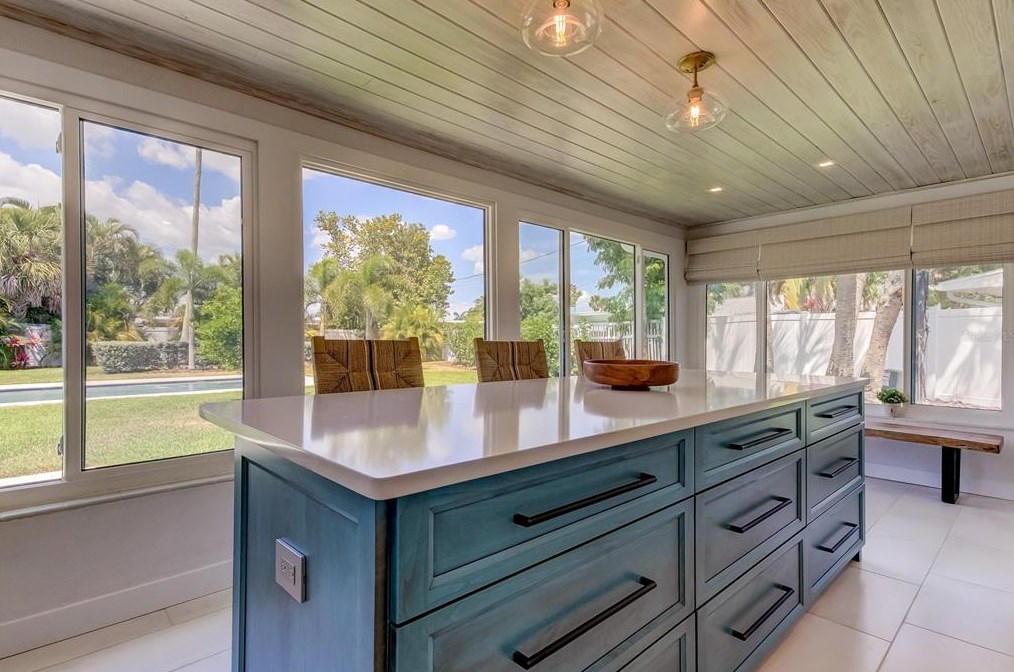 10135 Yacht Club Dr, Saint Petersburg FL  33706-3154 exterior