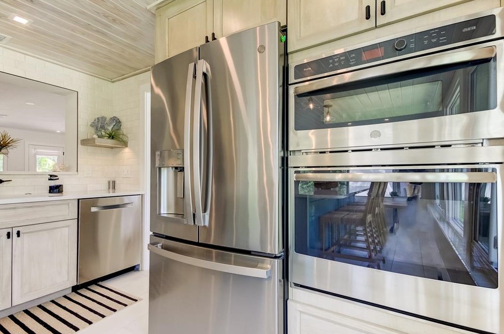 10135 Yacht Club Dr, Saint Petersburg FL  33706-3154 exterior