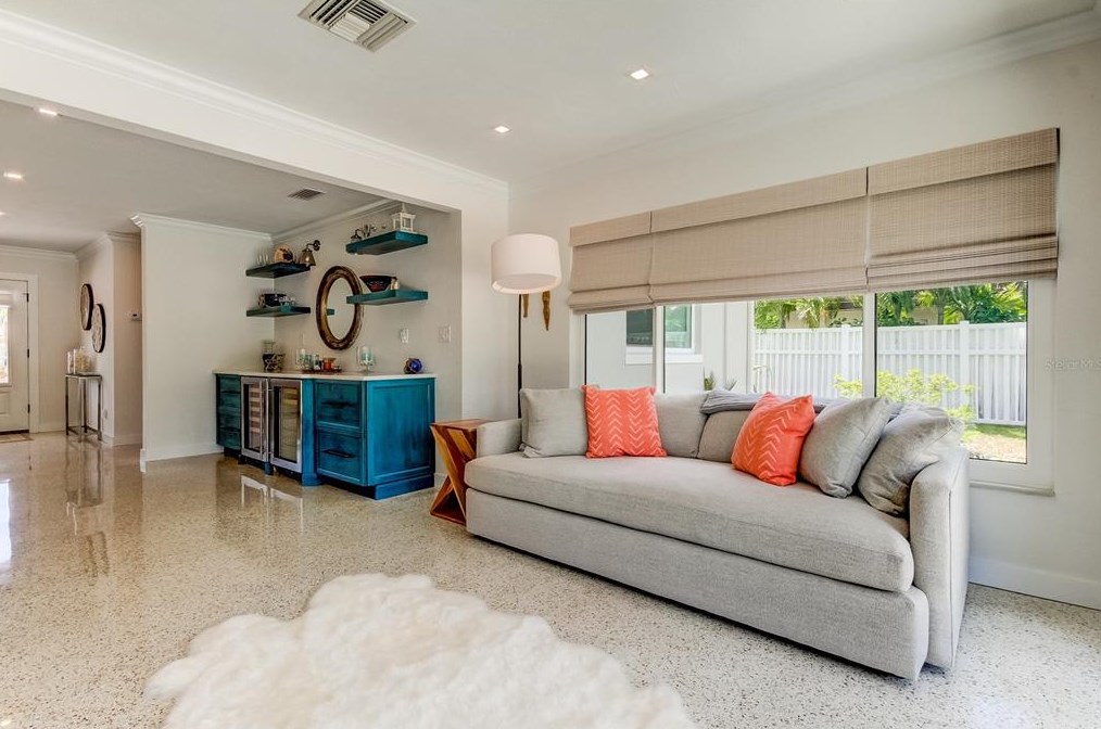 10135 Yacht Club Dr, Saint Petersburg FL  33706-3154 exterior