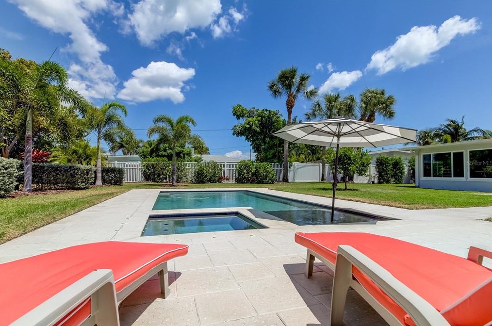 10135 Yacht Club Dr, Saint Petersburg FL  33706-3154 exterior