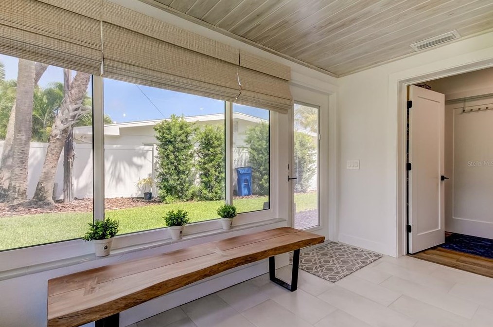 10135 Yacht Club Dr, Saint Petersburg FL  33706-3154 exterior