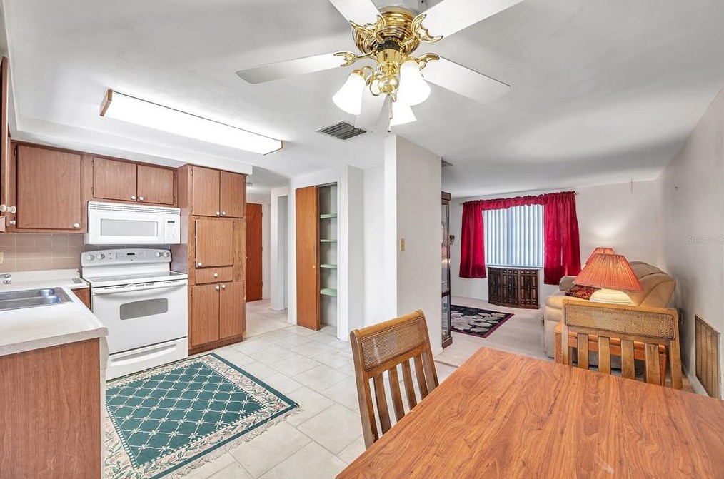 5053 Springland Dr, Tarpon Springs FL 34690-2048 exterior