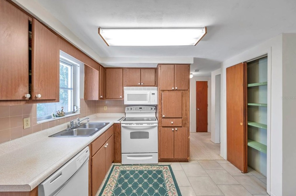 5053 Springland Dr, Tarpon Springs FL 34690-2048 exterior