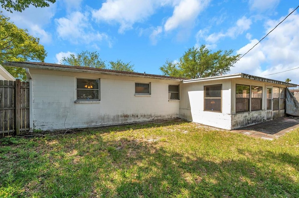 5053 Springland Dr, Tarpon Springs FL 34690-2048 exterior