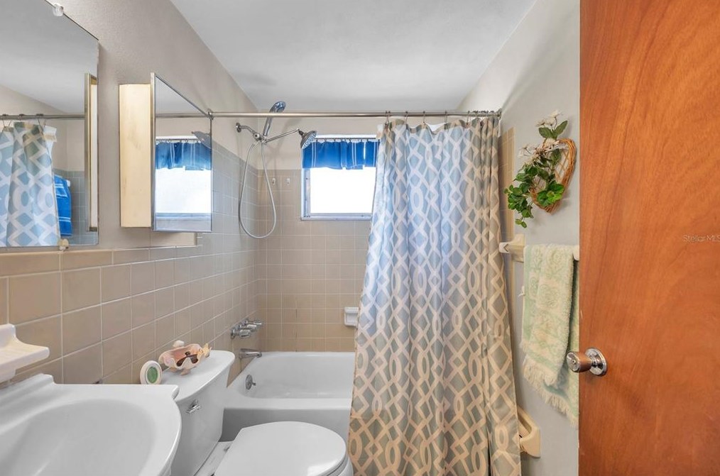 5053 Springland Dr, Tarpon Springs FL 34690-2048 exterior