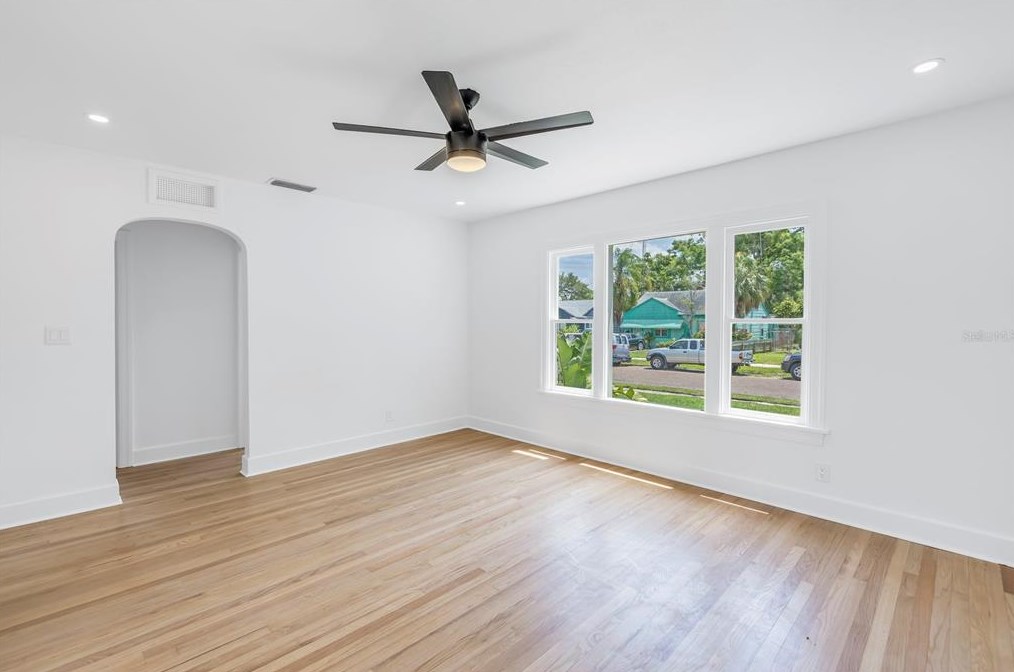 753 16 Ave, Saint Petersburg FL  33701-5711 exterior