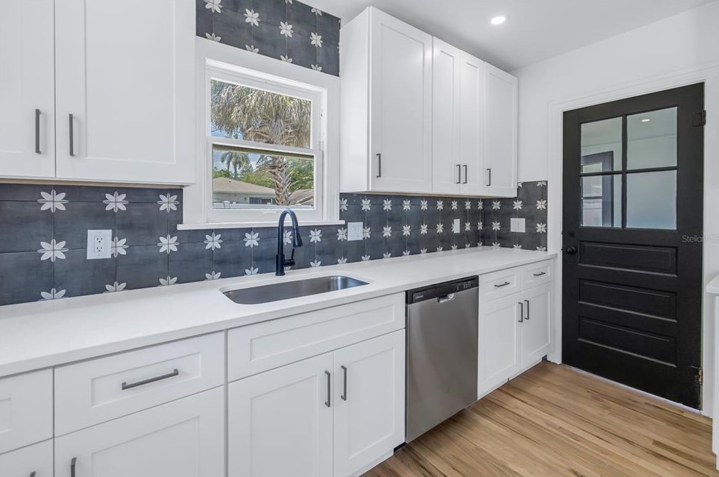 753 16 Ave, Saint Petersburg FL  33701-5711 exterior
