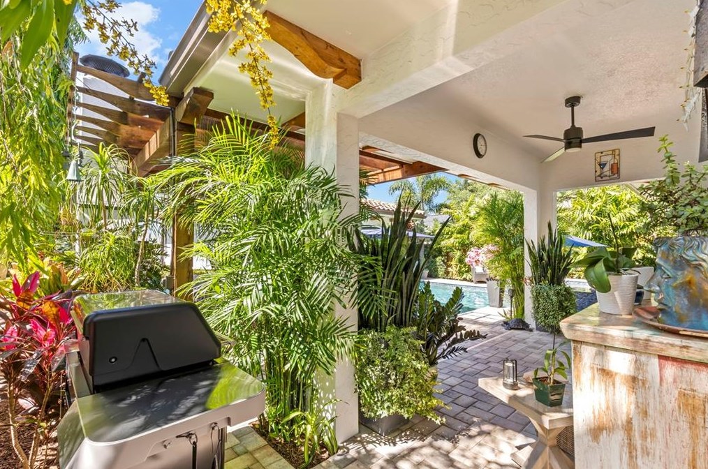 810 29th Ave, Saint Petersburg FL  33704-2019 exterior