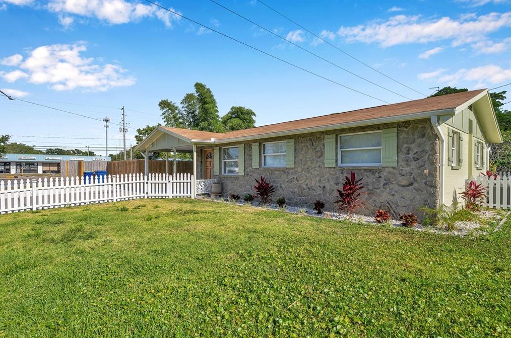 8900 Southern Comfort Dr, Largo FL  33773-4731 exterior