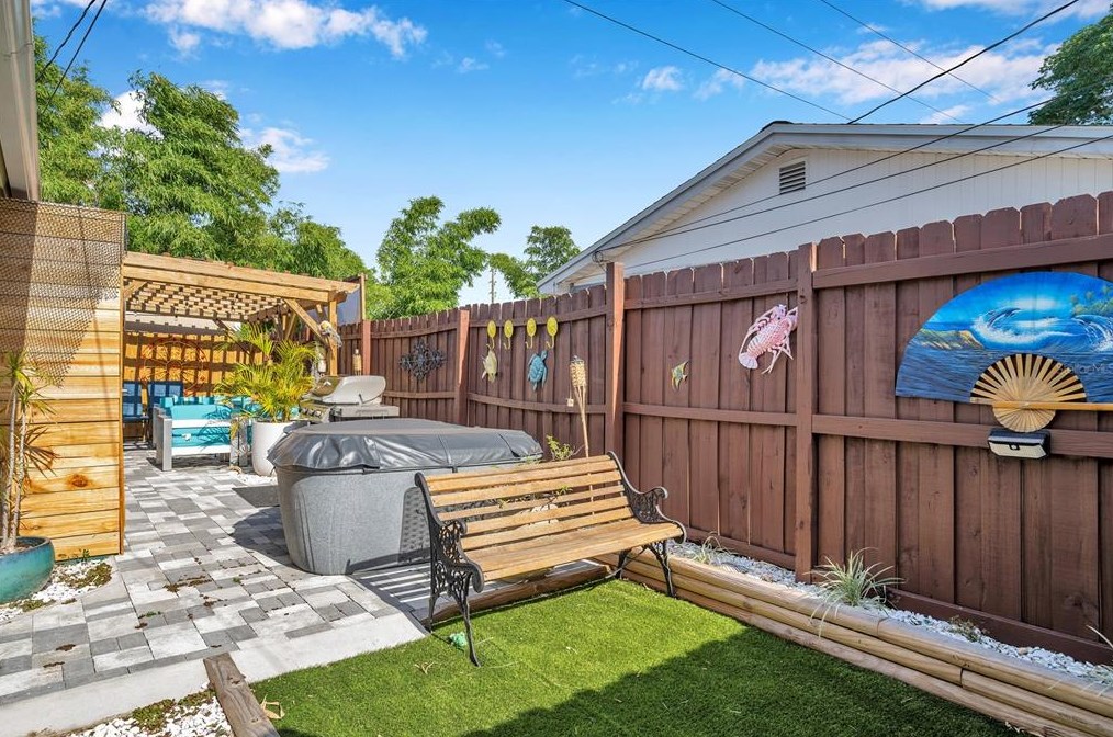 8900 Southern Comfort Dr, Largo FL  33773-4731 exterior