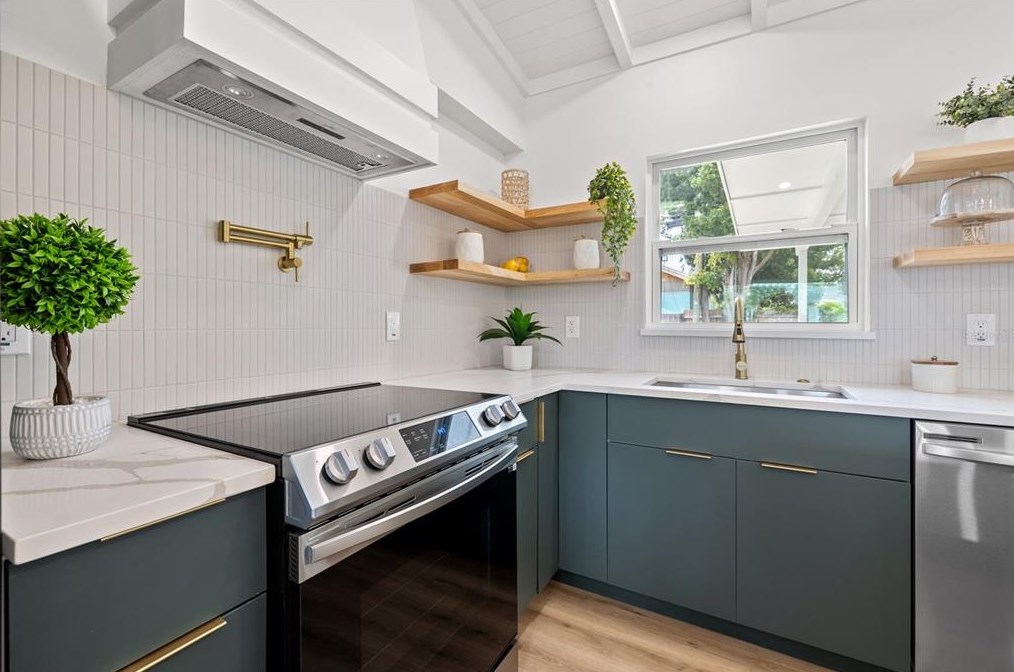 4811 Del Rio Way, Saint Petersburg FL  33711-3628 exterior