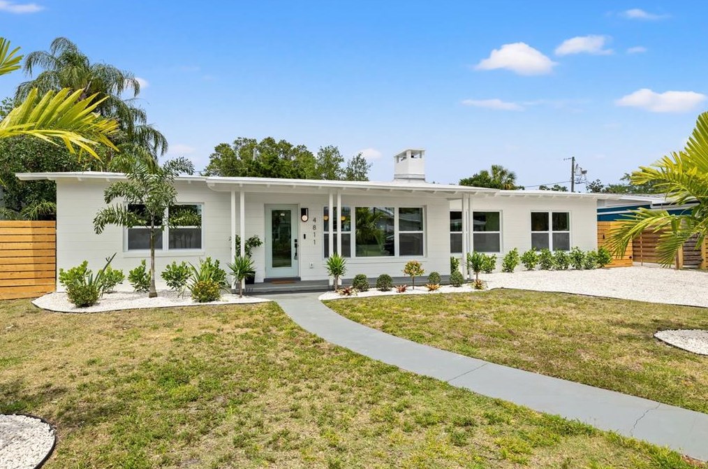 4811 Del Rio Way, Saint Petersburg FL  33711-3631 exterior