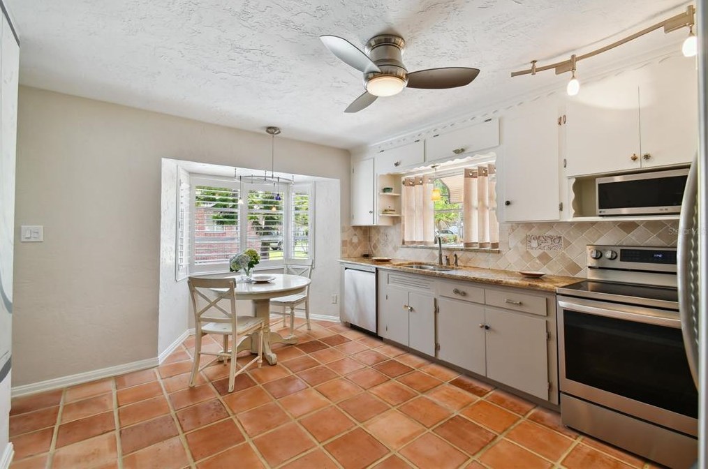 831 40 Ave, Saint Petersburg FL  33703-4630 exterior