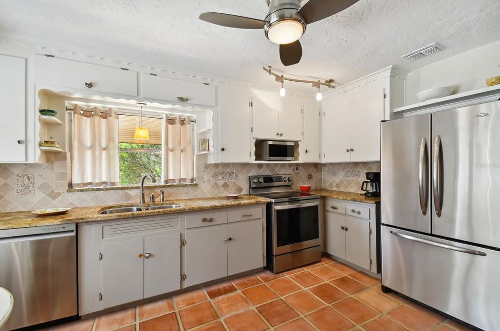 831 40 Ave, Saint Petersburg FL  33703-4630 exterior