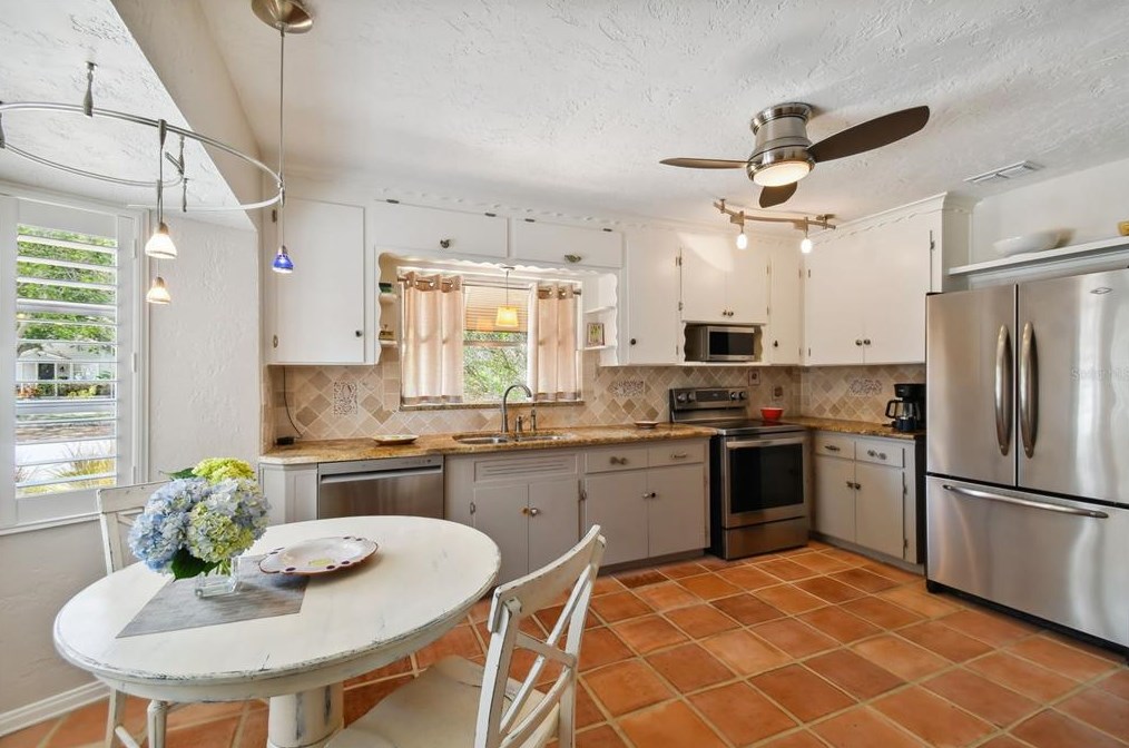 831 40 Ave, Saint Petersburg FL  33703-4630 exterior