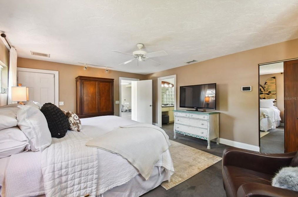 831 40 Ave, Saint Petersburg FL  33703-4630 exterior