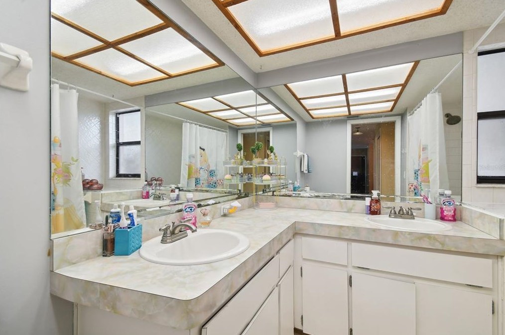 2777 Valencia Ln, Palm Harbor FL  34684-3936 exterior