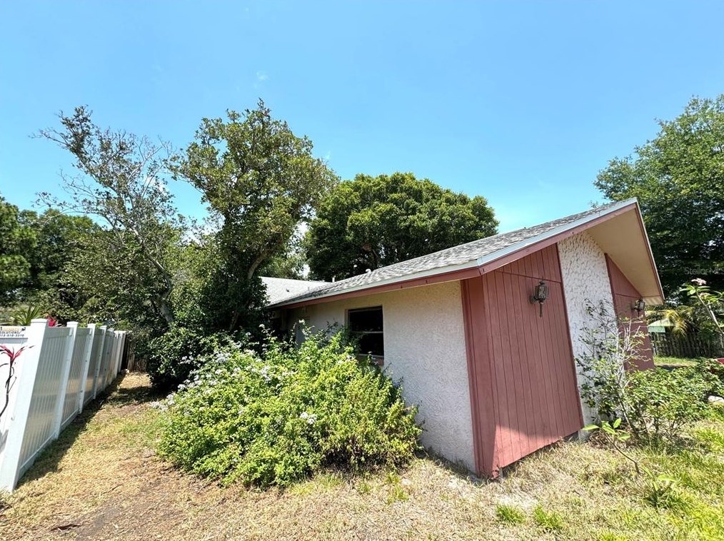 705 Wild Oak Ln, Palm Harbor FL  34683-3033 exterior