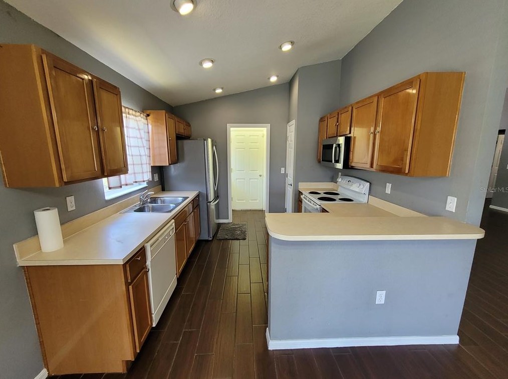 6401 Twin Bridges Dr, Zephyrhills FL 33541-8380 exterior