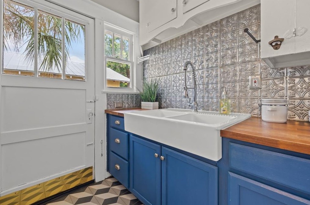 5901 Ola Ave, Tampa FL 33604-6615 exterior