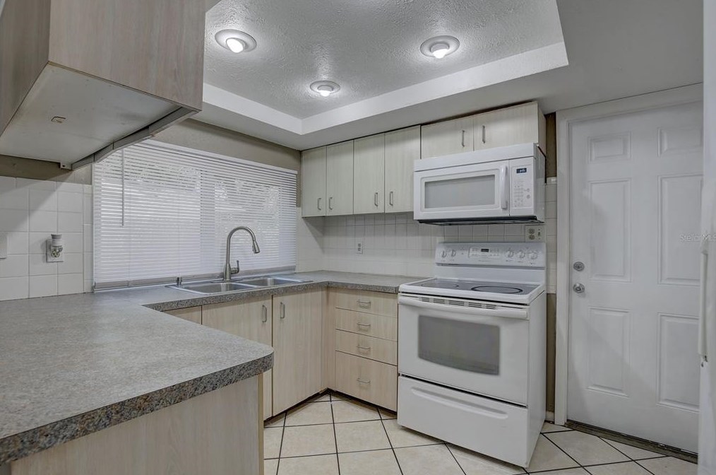 700 Cypress St, Tarpon Springs FL  34689-4215 exterior