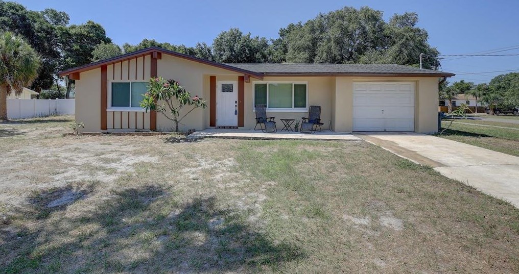 700 Cypress St, Tarpon Springs FL  34689-4215 exterior