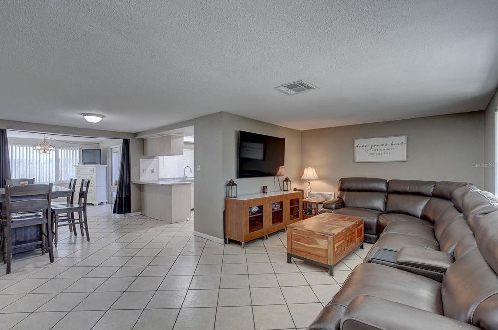 700 Cypress St, Tarpon Springs FL  34689-4215 exterior