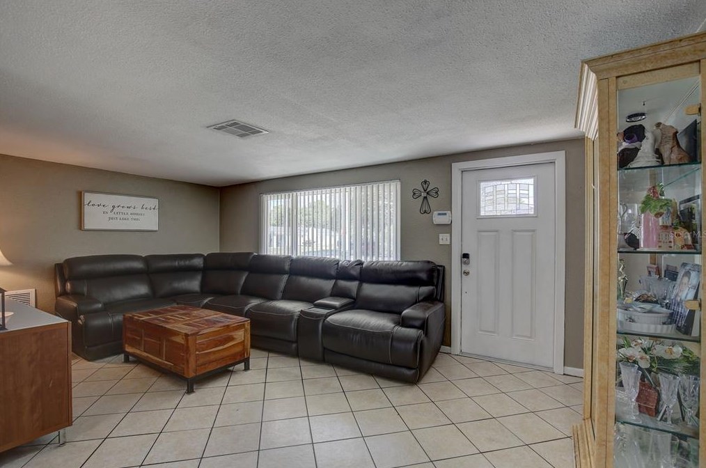 700 Cypress St, Tarpon Springs FL  34689-4215 exterior