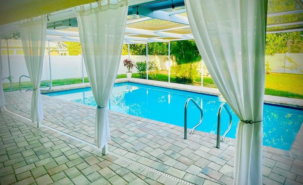 527 Chevy Chase Dr, Sarasota FL 34243-1317 exterior