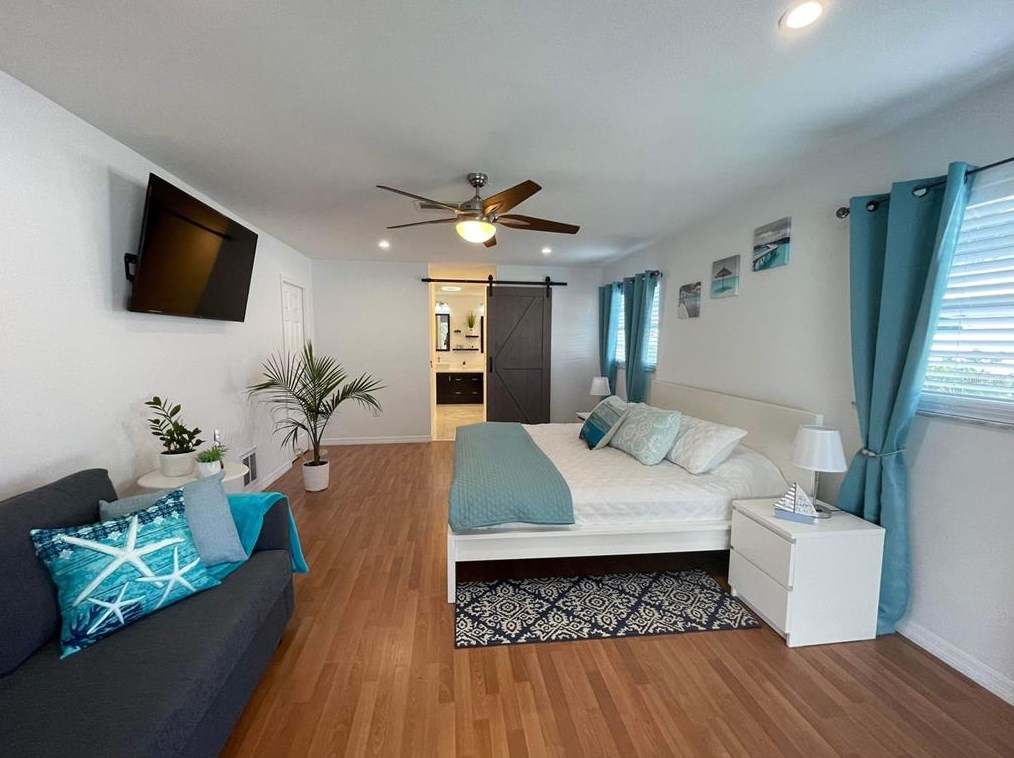 527 Chevy Chase Dr, Sarasota FL 34243-1317 exterior