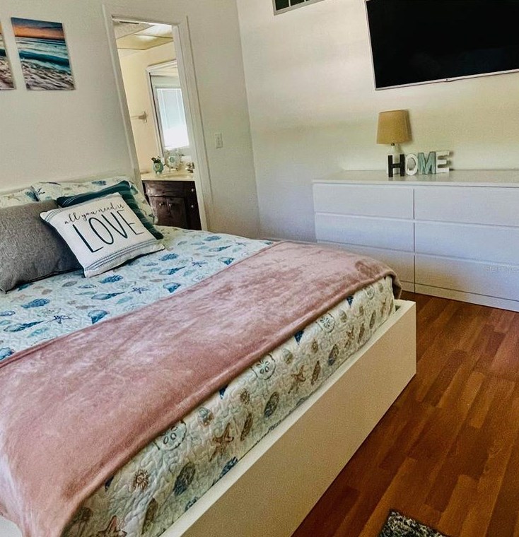 527 Chevy Chase Dr, Sarasota FL 34243-1317 exterior