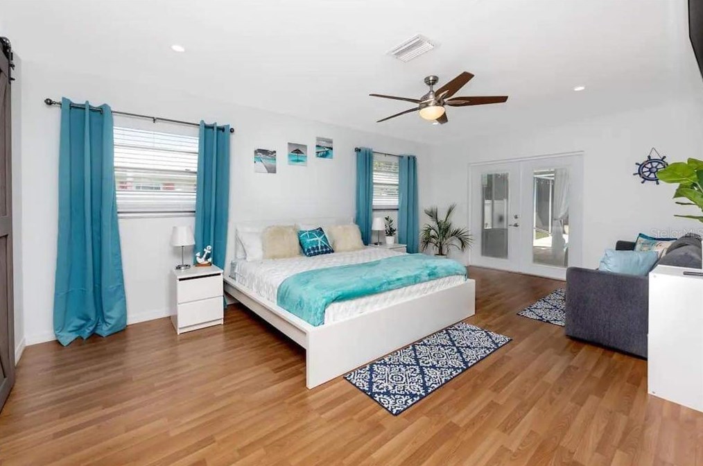 527 Chevy Chase Dr, Sarasota FL 34243-1317 exterior